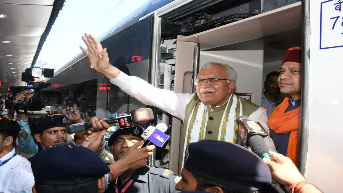 चंडीगढ़ रेलवे स्टेशन पर ढोल नगाड़ों से वंदे भारत एक्सप्रेस का स्वागत, CM मनोहर लाल ने किया अंबाला तक सफर