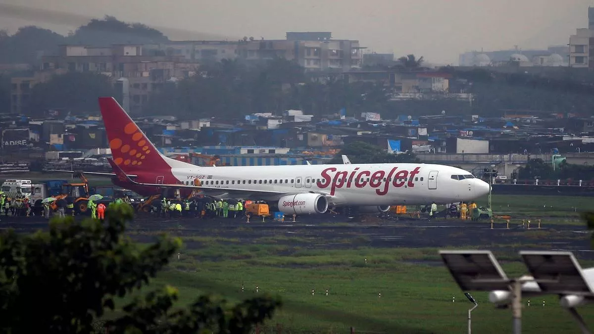 Spicejet Emergency Landing:  स्पाइसजेट की फ्लाइट में फिर आई खराबी, हैदराबाद एयरपोर्ट पर हुई इमरजेंसी लैंडिंग
