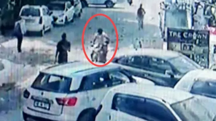 बाइक लेकर फरार होता चोर सीसीटीवी में कैद हुआ है।