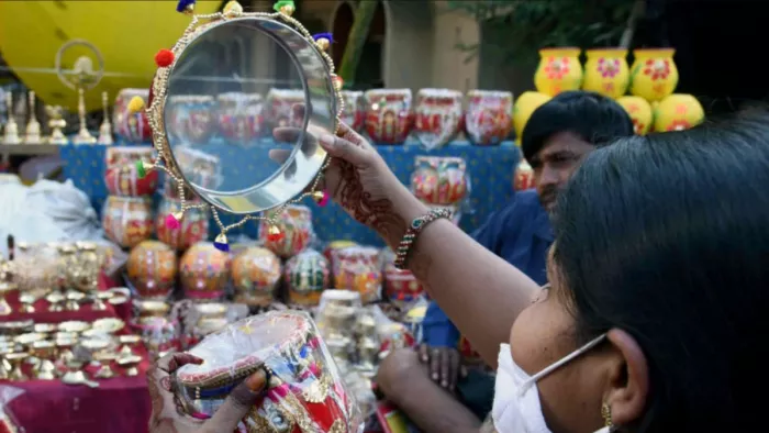 Karwa Chauth 2022: दिल्ली में करवा चौथ की थालियों का चोर पकड़ाया, CCTV फुटेज से हुआ खुलासा