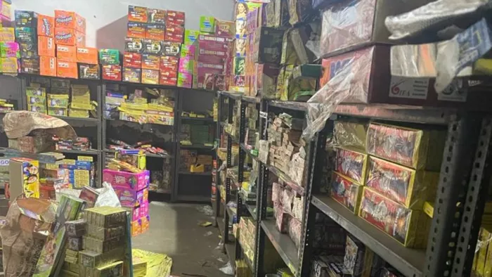 फरीदाबाद में गोदामों पर छापेमारी, 50 लाख की नकदी और करोड़ों रुपये के पटाखे बरामद