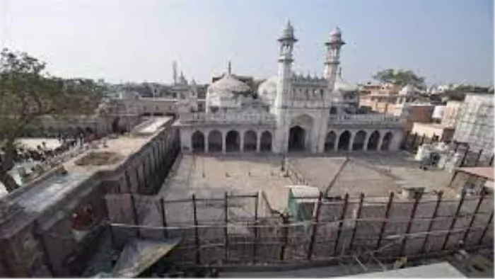 ज्ञानवापी परिसर में गैर हिंदुओं के प्रवेश पर रोक की मांग का प्रार्थना पत्र कोर्ट में दाखिल किया गया।