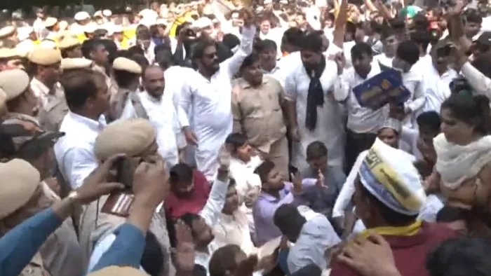 Delhi Excise Policy: दिल्ली की सड़कों पर AAP का संजय सिंह की गिरफ्तारी के खिलाफ प्रदर्शन।