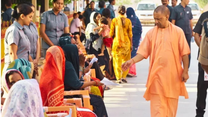जनता दर्शन में लोगों की फरियाद सुनते सीएम योगी आदित्यनाथ। -सौ. सूचना विभाग