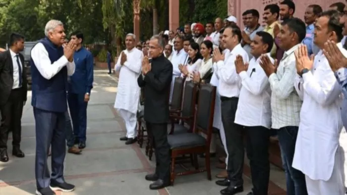 हरियाणा के 50 प्रगतिशील किसानों ने उपराष्ट्रपति के साथ मुलाकात की, साथ ही हाथ जोड़कर उनका अभिवादन किया।