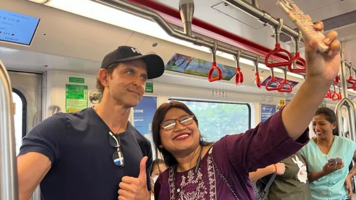 मेट्रो में ट्रेवल करते दिखे ऋतिक रोशन (Photo Credit-Instagram)