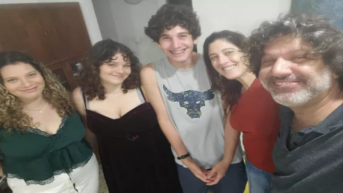 इजरायल में हमास की गोलीबारी से अपने बेटे को बचाने के लिए माता-पिता ने जान दे दी।