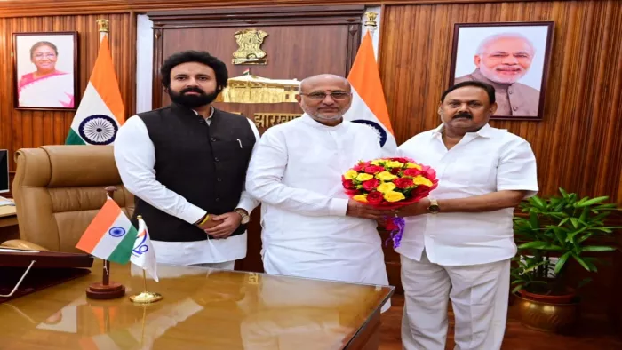 राज्यपाल सीपी राधाकृष्णन संग विधायक कमलेश कुमार सिंह और एनसीपी के राष्ट्रीय प्रवक्ता सूर्या सिंह।
