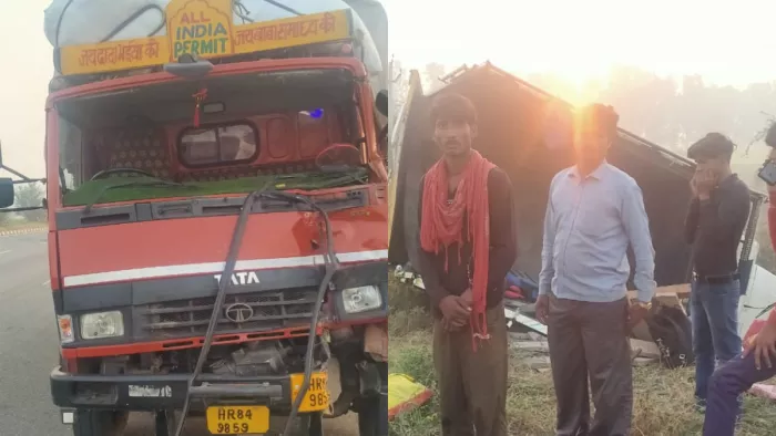 KMP पर भीषण सड़क हादसा, श्रमिकों से भरे वाहन को ट्रक ने मारी टक्कर; पांच लोगों की मौत ।