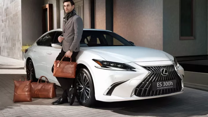 Lexus ES Crafted Collection: टेल लाइट्स और ट्रंक लिड स्पॉइलर से लैस