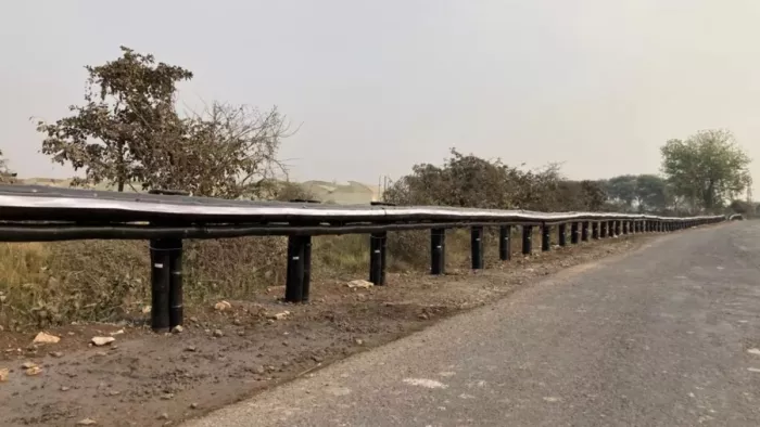 ग्रामीण सड़कों पर स्टील क्रैश बैरियर लोगों का जीवन बचाएंगे (फाइल फोटो)