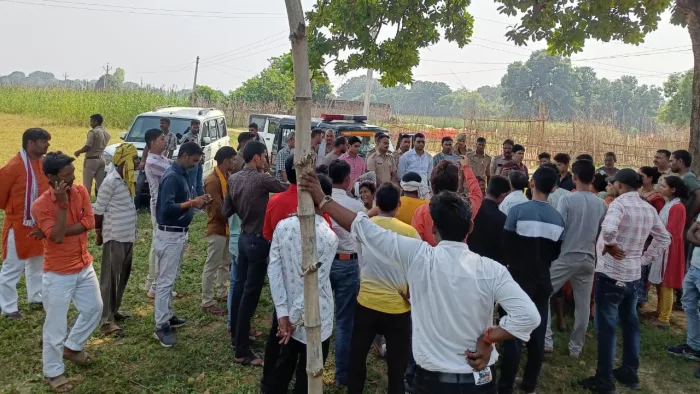 शव घर लाए जाने की सूचना पर ग्रामीणों की जुटी भीड़। जागरण।