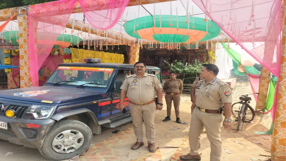 दशहरे पर बलिया में बवाल, अखाड़े में तब्दील हुआ पंडाल; रात की जगह सुबह जला रावण
