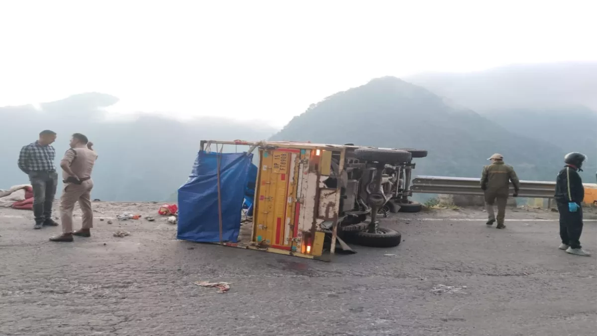 Rishikesh News: ब्रेक फेल होने से सवारियों से भरी पिकअप पलटी, 13 घायल; तीन की हालत गंभीर होने पर एम्स रेफर