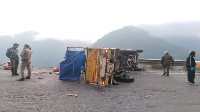 Rishikesh News:पिकअप का ब्रेक फेल होने से वह पलट गई। जागरण