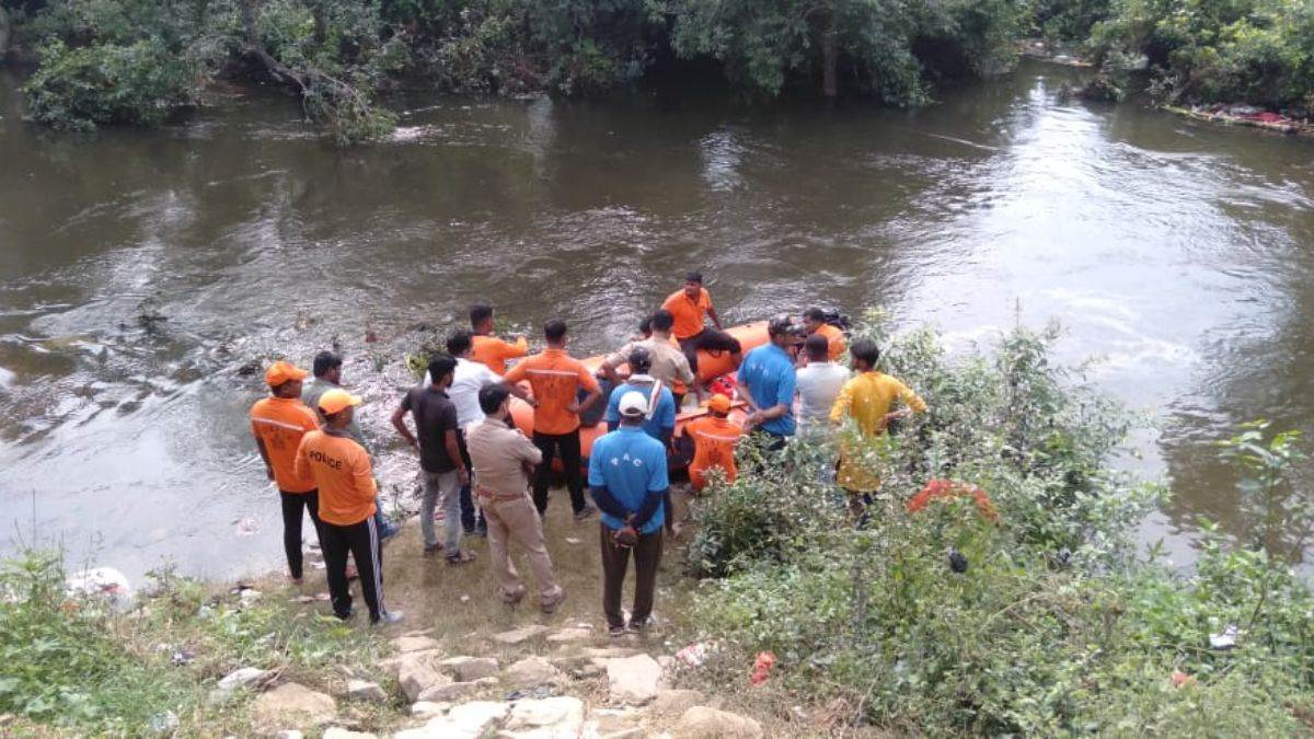 Gonda News: विसर्जन के दौरान मनवर नदी में डूबे तीन युवक, गोताखोरों ने शुरू की तलाश