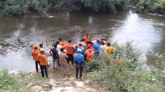 विसर्जन के दौरान मनवर नदी में डूबे तीन युवक
