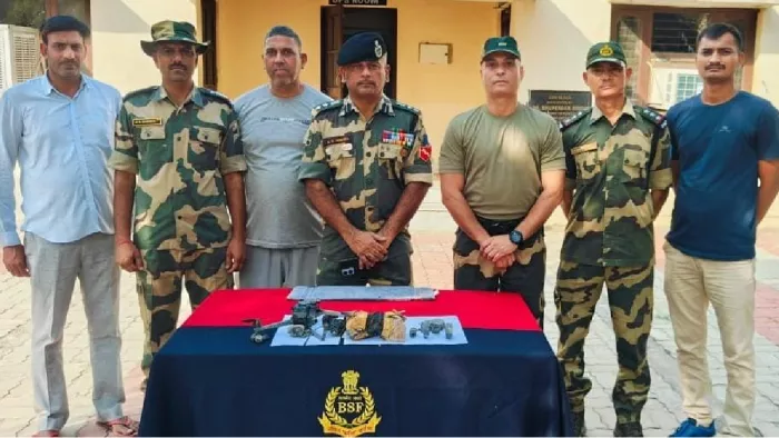 फिरोजपुर में बरामद ड्रोन को दिखाते बीएसएफ के अधिकारी