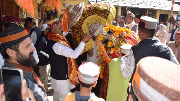 Kullu Dussehra: भगवान रघुनाथ से मिलने आ रहे 332 देवी-देवता, रथ यात्रा से माहौल भक्तिमय।
