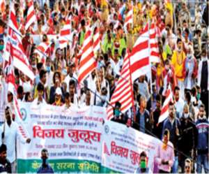 विधानसभा से सरना धर्म कोड का प्रस्ताव पास होने के बाद रांची में जश्न मनाते आदिवासी। जागरण