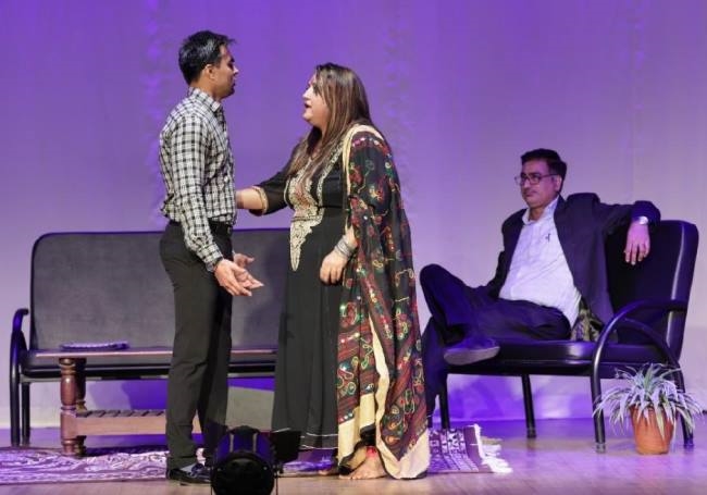 बरेली के एसआरएमएस रिद्धिमा के मंच पर हुआ नाटक का मंचन