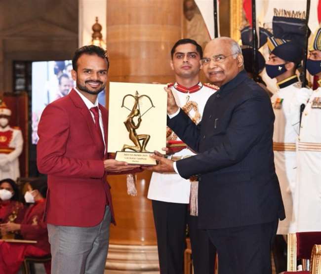 वाराणसी के हाकी खिलाड़ी ललित उपाध्‍याय को राष्‍ट्रपति ने दिया अर्जुन पुरस्‍कार। फोटो : राष्‍ट्रपति भवन