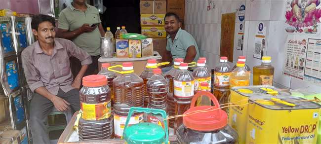 सरसों का तेल 195 रुपये से लेकर 200 रुपये प्रतिलीटर तक बाजार में बेचा जा रहा है।
