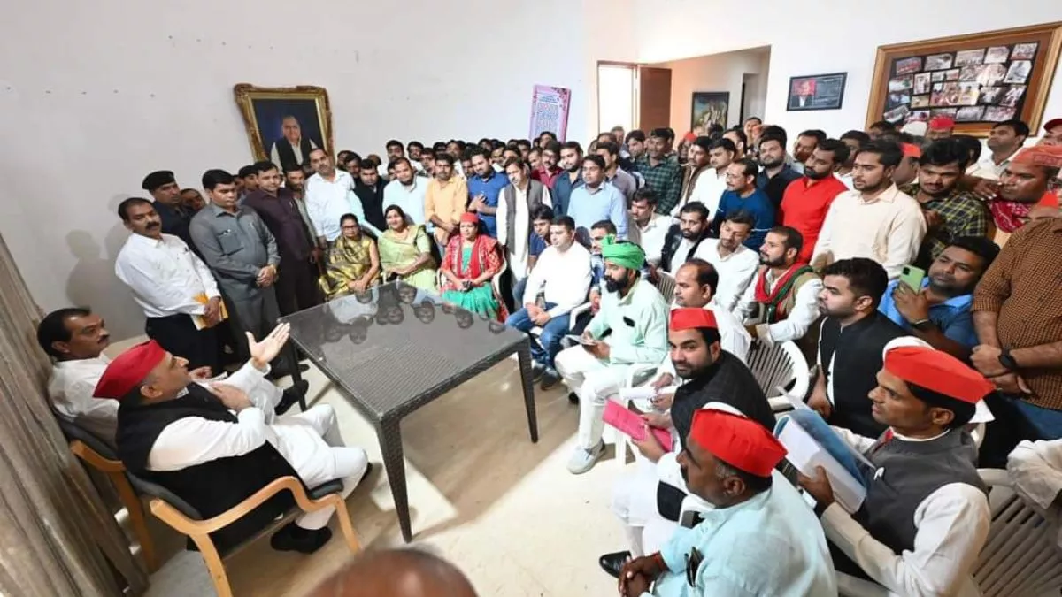 सैफई में बनी मैनपुरी जीत की रणनीति, बैठक में अखिलेश ने नेताओं को बांटी चुनावी जिम्मेदारी, डिपंल का नामांकन कल