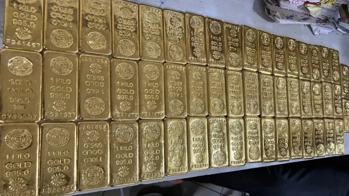 मुंबई हवाई अड्डे पर 32 करोड़ रुपये का सोना जब्त, सात गिरफ्तार। फोटो एएनआइ