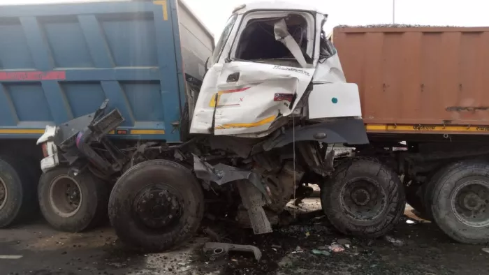 Kanpur Accident: नौबस्ता में फ्लाइओवर पर डंपर में पीछे से टकराया ट्राला ट्रक,  चालक की मौत - driver killed in truck collision with dumper accident on  kanpur lucknow highway flyover in naubasta