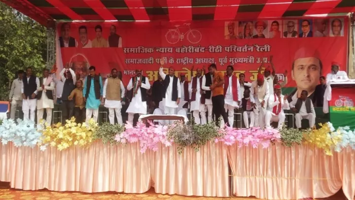 कटनी में जनसभा को संबोधित करते हुए अखिलेश यादव।