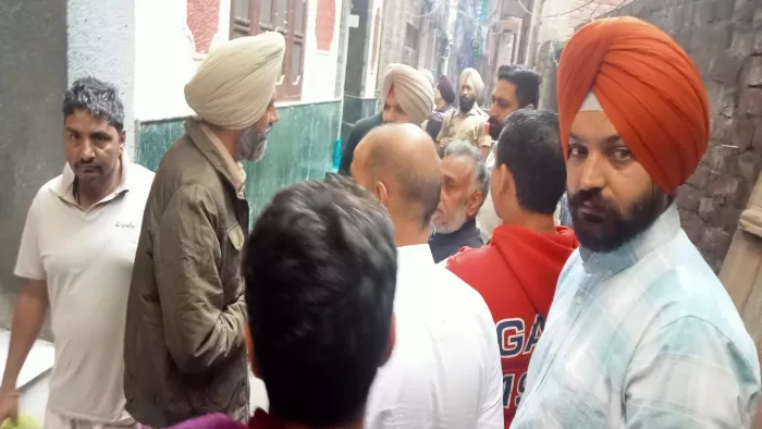 गोलीकांड के बाद पुलिस घटना से संबंधित पूछताछ करते हुए