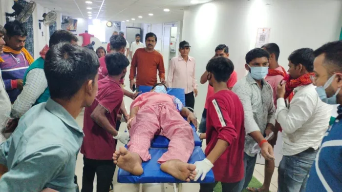 अस्पताल में इलाज के लिए लाया गया घायल