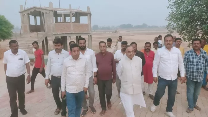 छठ घाटों का निरीक्षण करने पहुंचे पूर्व मंत्री, लाइट की व्यवस्था का दिया आदेश