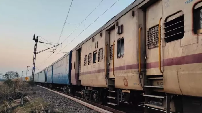 राजधानी एक्सप्रेस में लगी आग, अचानक इंजन के ऊपर उठने लगे आग के गोले (प्रतीकात्मक तस्वीर)