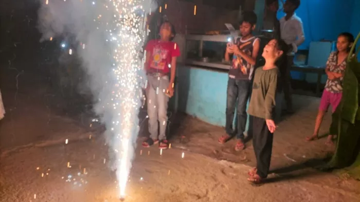 दीपों के पर्व पर लाखो रुपये के जले पटाखे, दीपावली पर जगमग रहा शहर से लेकर गांव