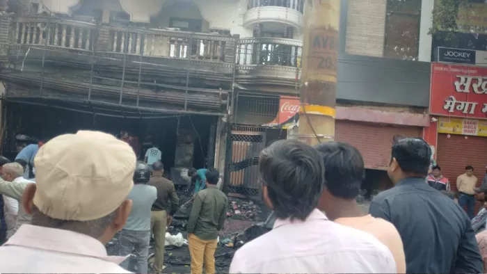 आवास विकास कालोनी में दुकान में लगी भीषण आग, बाल-बाल बचा ऊपर रहने वाला परिवार।