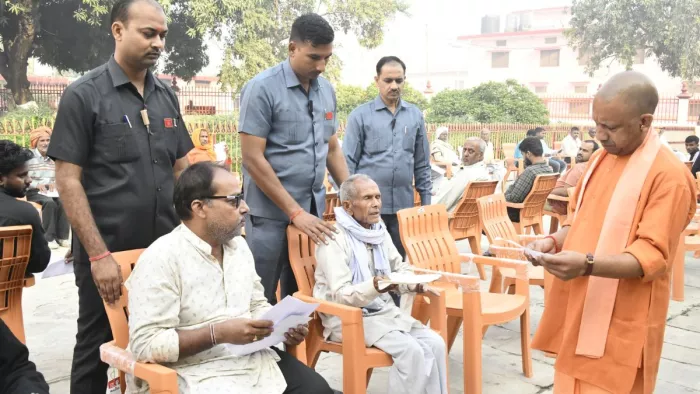 जनता दर्शन में लोगों की समस्याएं सुनते सीएम योगी आदित्यनाथ। सौ. मंदिर प्रशासन