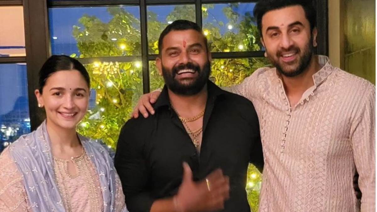 https://www.jagranimages.com/images/newimg/13112023/13_11_2023-ranbir-alia_bhatt_diwali_2023__23579267.jpg