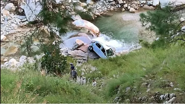 दिवाली मनाने जा रहे सैनिक की कार सड़क से 30 फुट नीचे खाई गिरी। प्रतीकात्मक फोटो