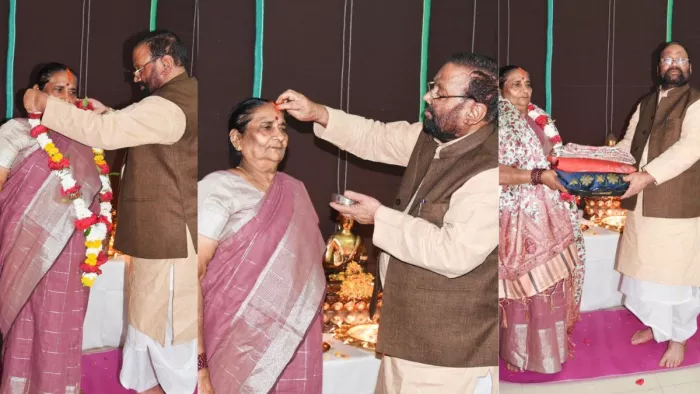 Swami Prasad Maurya: सपा नेता स्वामी प्रसाद मौर्य की पत्नी के साथ तस्वीरें। सौ. X (ट्विटर) @SwamiPMaurya