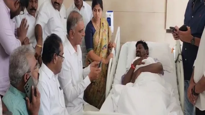 Telangana Election 2023: तेलंगाना के स्वास्थ्य मंत्री ने लिया BRS विधायक का हाल (फोटो एएनआई)