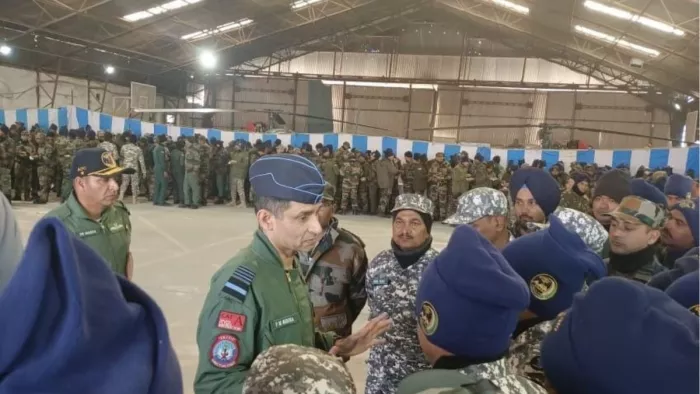 वायुसेना के कर्मियों से मिलते वायुसेना की पश्चिमी कमान के एयर आफिसर कमांडिंग इन चीफ, एयर मार्शल पीएम सिन्हा।