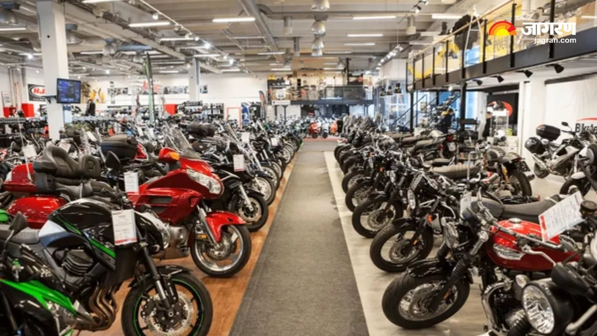 https://www.jagranimages.com/images/newimg/13112024/13_11_2024-05_08_2024-two_wheeler_sales_july_2024_23772348_23830611.jpg