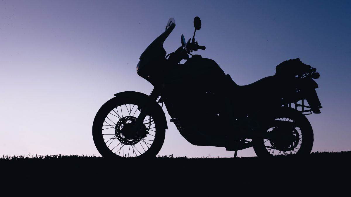 https://www.jagranimages.com/images/newimg/13112024/13_11_2024-adventure_bike_23830485.jpg