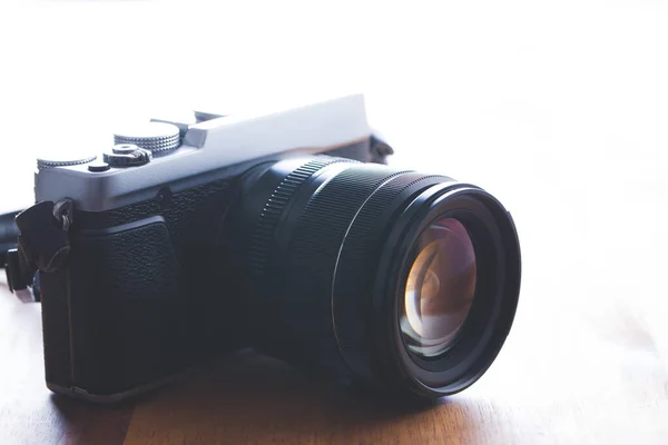 https://www.jagranimages.com/images/newimg/13112024/13_11_2024-depositphotos_340430654-stock-photo-vintage-camera-lens-wooden-table_23830600.jpg