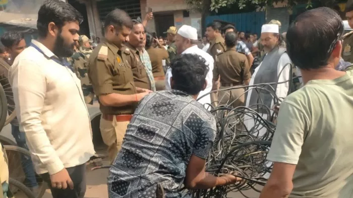 बेकनगंज, बजरिया में बिजली चोरी पकड़ने उतरी पुलिस