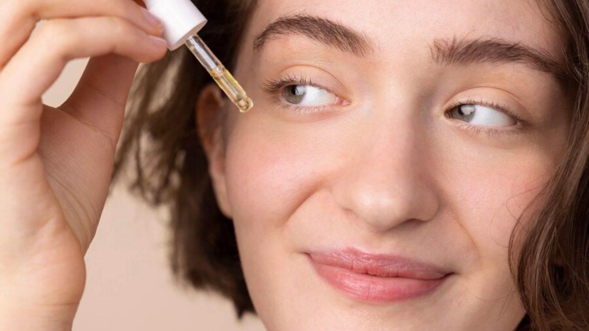 https://www.jagranimages.com/images/newimg/13112024/13_11_2024-hydrating_face_serums_for_winter_1_23830580.jpg