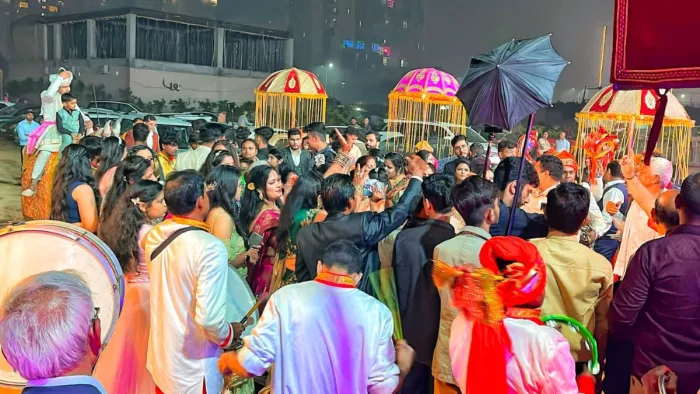 गुरुग्राम के सेक्टर 37 में एक बैंक्वेट हॉल की ओर जाती बारात में थिरकते बाराती। फोट- जागरण