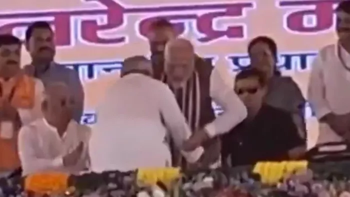 भाषण के तुरंत बाद पीएम के पैर छूने पहुंच गए सीएम नीतीश